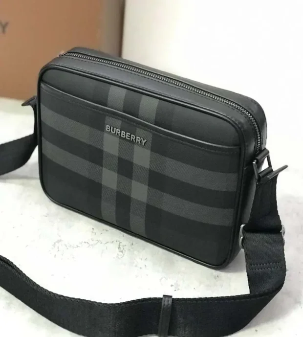 Burberry Messenger Bag 900 - Image 3