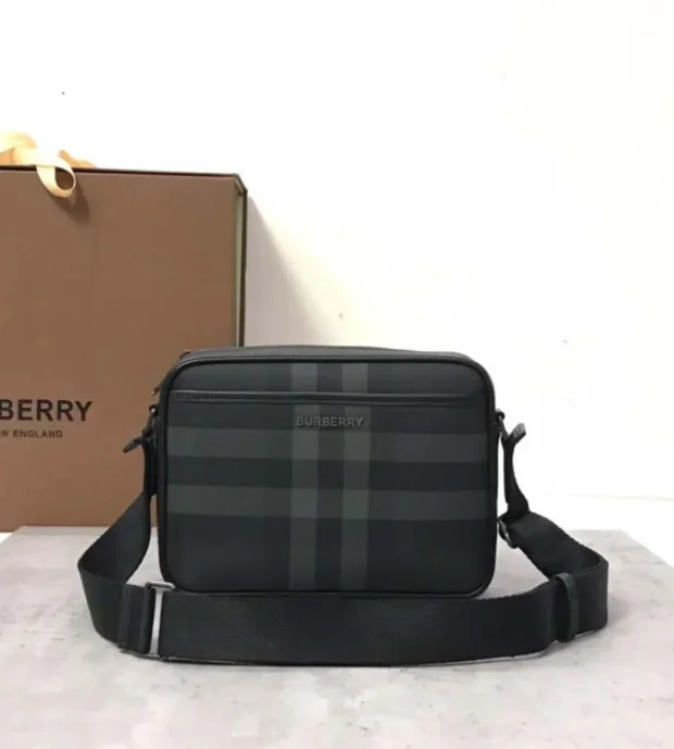 Burberry Messenger Bag 900 - Image 4