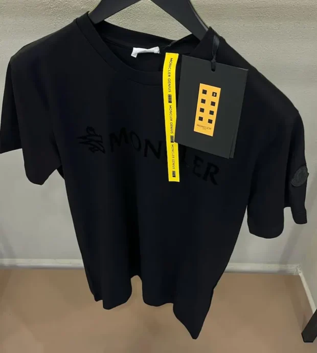 Moncler T-Shirt 250-42